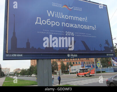 Un tableau d'affichage la promotion du dialogue de Saint-Pétersbourg se lit "Bienvenue" en allemand et en russe à Saint-Pétersbourg, Russie, 14 juillet 2016. L'événement aura lieu du 14 au 15 juillet 2016. Photo : Wolfgang Jung/dpa Banque D'Images