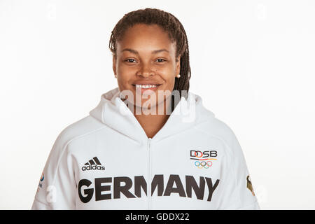 Shanice Craft pose à un photocall lors des préparatifs pour les Jeux Olympiques de Rio au Emmich Cambrai Barracks à Hanovre, Allemagne, prise le 15/07/16 dans le monde d'utilisation | Banque D'Images