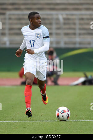 Ulm, Allemagne. 15 juillet, 2016. L'Angleterre Ademola Lookman en action au cours de l'UEFA Euro des moins de 19 ans phase groupe match de football entre les Pays-Bas et l'Angleterre à l'Allemagne, à Ulm Donaustadion, 15 juillet 2016. Photo : MARIJAN MURAT/dpa/Alamy Live News Banque D'Images