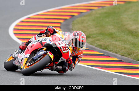 Hohenstein-Ernstthal, Allemagne. 15 juillet, 2016. Le pilote espagnol Marc Marquez MotoGP de l'équipe Repsol Honda sur le cours pendant la deuxième libre formation au moto Grand Prix du Championnat du Monde de l'Allemagne sur le Sachsenring à Hohenstein-Ernstthal, Allemagne, 15 juillet 2016. Photo : JAN WOITAS/dpa/Alamy Live News Banque D'Images