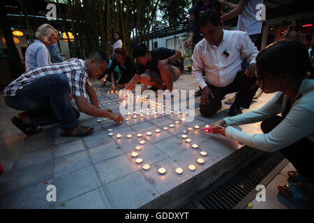 Phnom Penh, Cambodge. 15 juillet, 2016. Personnes participent à une veillée aux chandelles à la mémoire des victimes de l'attaque de Nice à Phnom Penh, Cambodge, 15 juillet 2016. L'Assemblée nationale du Cambodge a publié une déclaration de vendredi, qui condamne fermement l'attaque terroriste dans la ville de Nice, qui a tué au moins 84 personnes. Credit : Sovannara/Xinhua/Alamy Live News Banque D'Images