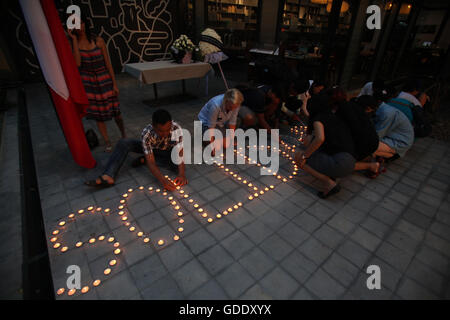 Phnom Penh, Cambodge. 15 juillet, 2016. Personnes participent à une veillée aux chandelles à la mémoire des victimes de l'attaque de Nice à Phnom Penh, Cambodge, 15 juillet 2016. L'Assemblée nationale du Cambodge a publié une déclaration de vendredi, qui condamne fermement l'attaque terroriste dans la ville de Nice, qui a tué au moins 84 personnes. Credit : Sovannara/Xinhua/Alamy Live News Banque D'Images