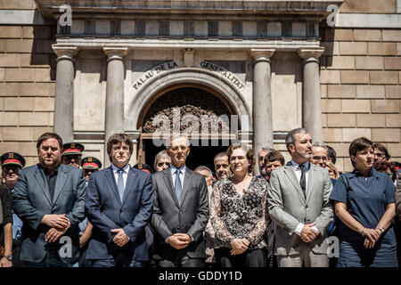 Barcelone, Espagne. 15 juillet, 2016. Le président catalan, CARLES PUIGDEMONT (2L), EDOUARD BESLAY (3L), Consul Général de France à Barcelone, et la maire de Barcelone, ADA COLAU (4L) se rassembler devant de la Generalitat pour une minute de silence pour les victimes de crise de Nice : Crédit matthi/Alamy Live News Banque D'Images