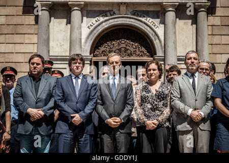 Barcelone, Espagne. 15 juillet, 2016. Le président catalan, CARLES PUIGDEMONT (2L), EDOUARD BESLAY (3L), Consul Général de France à Barcelone, et la maire de Barcelone, ADA COLAU (4L) se rassembler devant de la Generalitat pour une minute de silence pour les victimes de crise de Nice : Crédit matthi/Alamy Live News Banque D'Images