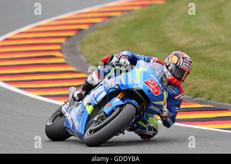 Hohenstein-Ernstthal, Allemagne. 15 juillet, 2016. L'Espagnol Maverick Viñales de pilote MotoGP Team SUZUKI ECSTAR sur le cours pendant la deuxième libre formation au moto Grand Prix du Championnat du Monde de l'Allemagne sur le Sachsenring à Hohenstein-Ernstthal, Allemagne, 15 juillet 2016. Photo : JAN WOITAS/dpa/Alamy Live News Banque D'Images