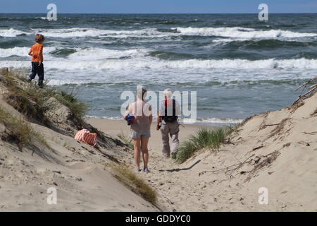 La Pologne, de Piaski, 15 juillet 2016 Les gens profiter du beau et venteux de marcher le long de la plage de la mer Baltique dans le village de Vistula Spit à Piaski. Les grands-parents avec leurs petits-enfants sont vus marcher sur la plage Photo : Michal Fludra/Alamy Live News Banque D'Images