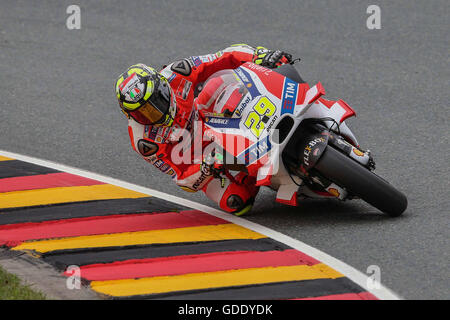 L'Allemagne. 15 juillet, 2016. Grand Prix GoPro Motorrad Deutschland,Sachsenring ,Moto GP,Andrea Iannone de l'Italie et l'équipe Ducati chevauche son vélo pendant les essais libres le MotoGP de France Crédit : marco iorio/Alamy Live News Banque D'Images