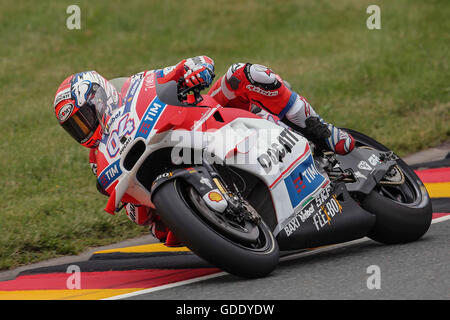 L'Allemagne. 15 juillet, 2016. Grand Prix GoPro Motorrad Deutschland,Sachsenring ,Moto GP,Andrea Dovizioso de l'Italie et l'équipe Ducati chevauche son vélo pendant les essais libres le MotoGP de France Crédit : marco iorio/Alamy Live News Banque D'Images