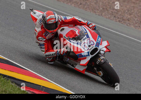 L'Allemagne. 15 juillet, 2016. Grand Prix GoPro Motorrad Deutschland,Sachsenring ,Moto GP,Andrea Dovizioso de l'Italie et l'équipe Ducati chevauche son vélo pendant les essais libres le MotoGP de France Crédit : marco iorio/Alamy Live News Banque D'Images