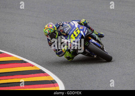 L'Allemagne. 15 juillet, 2016. Grand Prix GoPro Motorrad Deutschland,Sachsenring ,Moto GP, Valentino Rossi de l'Italie et Movistar Yamaha MotoGP chevauche son vélo pendant les essais libres le MotoGP de France Crédit : marco iorio/Alamy Live News Banque D'Images