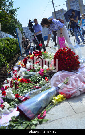 Moscou, Russie. 15 juillet, 2016. Les Moscovites porter des fleurs à l'Ambassade de France Crédit : Pavel Kashaev/Alamy Live News Banque D'Images