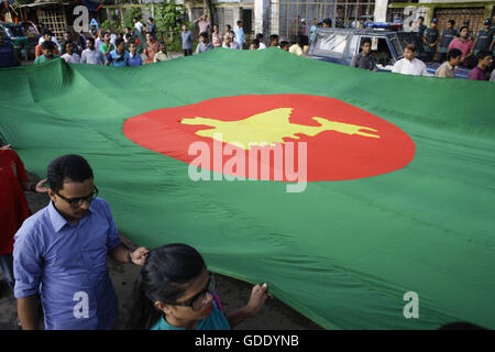 Dhaka, Bangladesh. 15 juillet, 2016. Activiste social bangladais assister à un rassemblement à Dhaka, tenant des drapeaux nationaux contre la récente attaque terroriste au Bangladesh. Dans les récents attentats terroristes de Gulshan qui laisse 20 otages morts le 01 juillet et dans une autre attaque au cours de la prière de l'Eid qui a tué quatre dont deux policiers dans Sholakia Kishoregonj, le 07 juillet 2016. Credit : Suvra Kanti Das/ZUMA/Alamy Fil Live News Banque D'Images