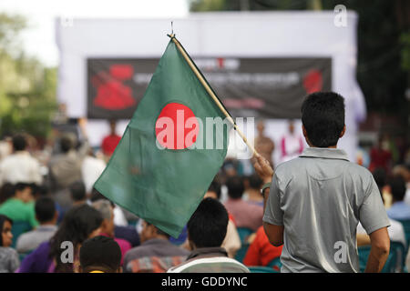 Dhaka, Bangladesh. 15 juillet, 2016. Activiste social bangladais assister à un rassemblement à Dhaka, tenant des drapeaux nationaux contre la récente attaque terroriste au Bangladesh. Dans les récents attentats terroristes de Gulshan qui laisse 20 otages morts le 01 juillet et dans une autre attaque au cours de la prière de l'Eid qui a tué quatre dont deux policiers dans Sholakia Kishoregonj, le 07 juillet 2016. Credit : Suvra Kanti Das/ZUMA/Alamy Fil Live News Banque D'Images