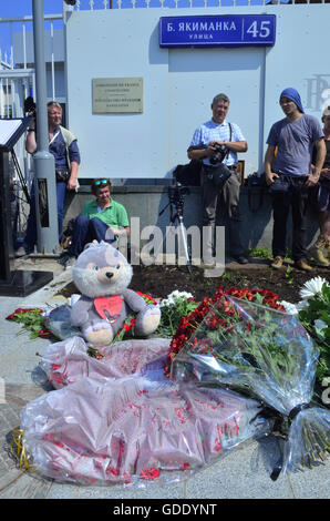 Moscou, Russie. 15 juillet, 2016. Les Moscovites porter des fleurs à l'Ambassade de France Crédit : Pavel Kashaev/Alamy Live News Banque D'Images