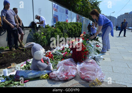 Moscou, Russie. 15 juillet, 2016. Les Moscovites porter des fleurs à l'Ambassade de France Crédit : Pavel Kashaev/Alamy Live News Banque D'Images