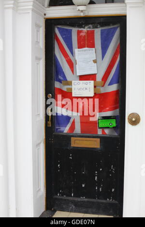 Southend on Sea, Angleterre. 15 juillet 2016, les squatteurs ont déménagé dans la Terrasse Guest House, Southend on Sea. La terrasse géorgienne est une aire de conservation dans la ville et donne sur le quai. Un avis sur la porte avant, partie de qui se lit comme suit : "Toute tentative d'entrer dans ces lieux sans notre permission est donc une infraction pénale en tant qu'un d'entre nous est en possession physique est opposé à l'entrée sans notre permission." Crédit : Penelope Barritt/ Alamy Live News Banque D'Images