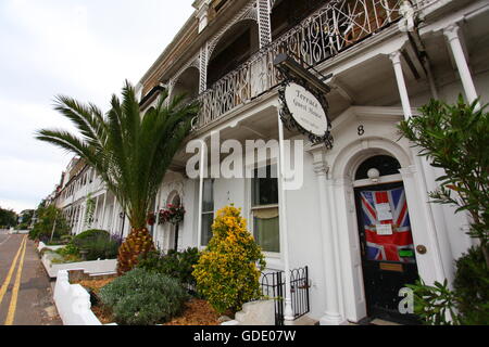 Southend on Sea, Angleterre. 15 juillet 2016, les squatteurs ont déménagé dans la Terrasse Guest House, Southend on Sea. La terrasse géorgienne est une aire de conservation dans la ville et donne sur le quai. Un avis sur la porte avant, partie de qui se lit comme suit : "Toute tentative d'entrer dans ces lieux sans notre permission est donc une infraction pénale en tant qu'un d'entre nous est en possession physique est opposé à l'entrée sans notre permission." Crédit : Penelope Barritt/ Alamy Live News Banque D'Images