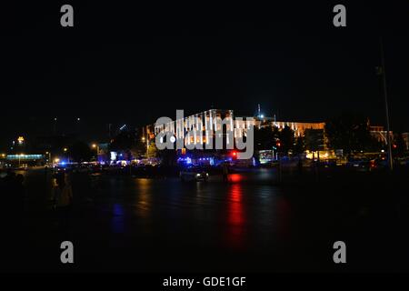 Ankara. 15 juillet, 2016. Les ambulances et véhicules de police se rassemblent près du bâtiment du personnel général turc à Ankara, Turquie, le 15 juillet 2016. Premier ministre turc Binali Yildirim médias locaux le vendredi soir qu'il y a eu une tentative de mutinerie en Turquie. Credit : Mustafa Kaya/Xinhua/Alamy Live News Banque D'Images