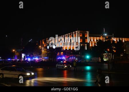 Ankara. 15 juillet, 2016. Les ambulances et véhicules de police se rassemblent près du bâtiment du personnel général turc à Ankara, Turquie, le 15 juillet 2016. Premier ministre turc Binali Yildirim médias locaux le vendredi soir qu'il y a eu une tentative de mutinerie en Turquie. Credit : Mustafa Kaya/Xinhua/Alamy Live News Banque D'Images