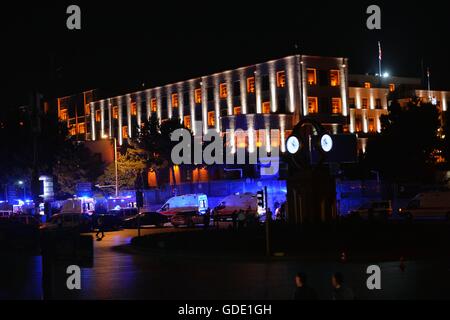 Ankara. 15 juillet, 2016. Les ambulances se rassemblent près du bâtiment du personnel général turc à Ankara, Turquie, le 15 juillet 2016. Premier ministre turc Binali Yildirim médias locaux le vendredi soir qu'il y a eu une tentative de mutinerie en Turquie. Credit : Mustafa Kaya/Xinhua/Alamy Live News Banque D'Images