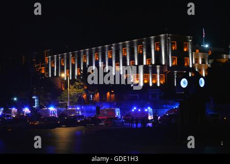 Ankara. 15 juillet, 2016. Les ambulances se rassemblent près du bâtiment du personnel général turc à Ankara, Turquie, le 15 juillet 2016. Premier ministre turc Binali Yildirim médias locaux le vendredi soir qu'il y a eu une tentative de mutinerie en Turquie. Credit : Mustafa Kaya/Xinhua/Alamy Live News Banque D'Images