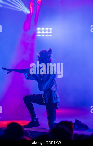 Henham Park, Suffolk, UK. 15 juillet, 2016. Grimes joue de la BBC Radio 6 - l'étape 2016 de la Latitude Festival, Henham Park, dans le Suffolk. Crédit : Guy Bell/Alamy Live News Banque D'Images