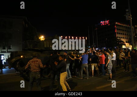 Ankara. 15 juillet, 2016. Peuple turc, jeter des pierres à des chars dans le centre-ville d'Ankara, Turquie, le 15 juillet 2016. Une instruction militaire sur les médias turcs a déclaré vendredi que les forces armées ont entièrement pris le pouvoir dans le pays mais le président Recep Tayyip Erdogan a déclaré tôt samedi la tentative de coup d'Etat a échoué, exhortant les gens à protéger la démocratie. Credit : Zou Le/Xinhua/Alamy Live News Banque D'Images