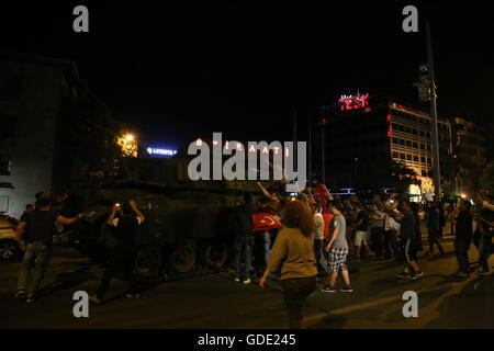 Ankara. 15 juillet, 2016. Peuple turc, jeter des pierres à des chars dans le centre-ville d'Ankara, Turquie, le 15 juillet 2016. Une instruction militaire sur les médias turcs a déclaré vendredi que les forces armées ont entièrement pris le pouvoir dans le pays mais le président Recep Tayyip Erdogan a déclaré tôt samedi la tentative de coup d'Etat a échoué, exhortant les gens à protéger la démocratie. Credit : Zou Le/Xinhua/Alamy Live News Banque D'Images