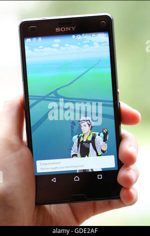 Zagreb, Croatie. 15 juillet, 2016.  : Un joueur à l'aide d'un smartphone pour jouer Pokemon Rendez-vous à Zagreb, Croatie. Pokemon Rendez est un free-to-play mobile Réalité augmentée jeu développé par Nintendo. Credit : PhotoJa/Alamy Live News Banque D'Images