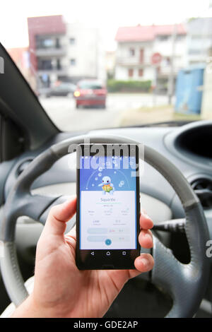 Zagreb, Croatie. 15 juillet, 2016.  : Un joueur à l'aide d'un smartphone pour jouer Pokemon rendez en conduisant une voiture. Pokemon Rendez est un free-to-play mobile Réalité augmentée jeu développé par Nintendo. Credit : PhotoJa/Alamy Live News Banque D'Images