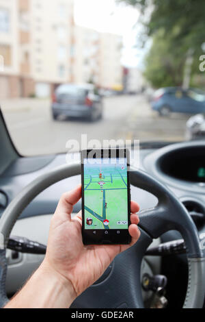 Zagreb, Croatie. 15 juillet, 2016.  : Un joueur à l'aide d'un smartphone pour jouer Pokemon rendez en conduisant une voiture. Pokemon Rendez est un free-to-play mobile Réalité augmentée jeu développé par Nintendo. Credit : PhotoJa/Alamy Live News Banque D'Images