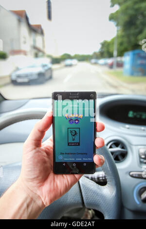 Zagreb, Croatie. 15 juillet, 2016.  : Un joueur à l'aide d'un smartphone pour jouer Pokemon rendez en conduisant une voiture. Pokemon Rendez est un free-to-play mobile Réalité augmentée jeu développé par Nintendo. Credit : PhotoJa/Alamy Live News Banque D'Images