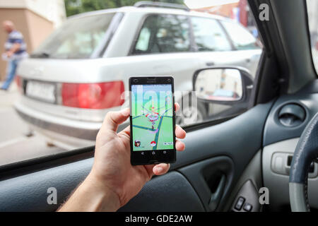 Zagreb, Croatie. 15 juillet, 2016.  : Un joueur à l'aide d'un smartphone pour jouer Pokemon rendez en conduisant une voiture. Pokemon Rendez est un free-to-play mobile Réalité augmentée jeu développé par Nintendo. Credit : PhotoJa/Alamy Live News Banque D'Images