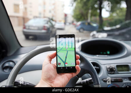 Zagreb, Croatie. 15 juillet, 2016.  : Un joueur à l'aide d'un smartphone pour jouer Pokemon rendez en conduisant une voiture. Pokemon Rendez est un free-to-play mobile Réalité augmentée jeu développé par Nintendo. Credit : PhotoJa/Alamy Live News Banque D'Images