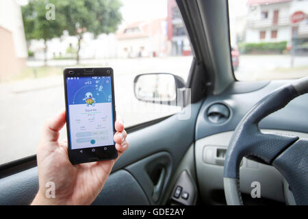 Zagreb, Croatie. 15 juillet, 2016.  : Un joueur à l'aide d'un smartphone pour jouer Pokemon rendez en conduisant une voiture. Pokemon Rendez est un free-to-play mobile Réalité augmentée jeu développé par Nintendo. Credit : PhotoJa/Alamy Live News Banque D'Images