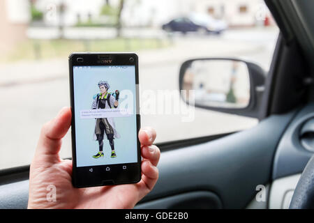 Zagreb, Croatie. 15 juillet, 2016.  : Un joueur à l'aide d'un smartphone pour jouer Pokemon rendez en conduisant une voiture. Pokemon Rendez est un free-to-play mobile Réalité augmentée jeu développé par Nintendo. Credit : PhotoJa/Alamy Live News Banque D'Images