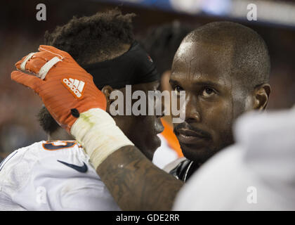 Fichier. 15 juillet, 2016. NFL player von Miller a tenu dehors pour une entente à long terme avec les Broncos de Denver et il l'a obtenue. Le vendredi, il a signé un montant record de 114,5 millions de faire face à l'équipe. Le contrat est le plus grand jamais signé par un joueur défensif et d'un montant de 70 millions de dollars, c'est garanti. Sur la photo : 7 février 2016 - Santa Clara, Californie, États-Unis - Denver Broncos secondeur extérieur von Miller (58) embrasse son coéquipier dans les dernières secondes lors du Super Bowl le Dimanche, Février 50, 2016 7 chez Levi's Stadium à Santa Clara, Californie © Jose Luis Villegas/Sacramento Bee/ZUMA/Alamy Fil Live News Banque D'Images