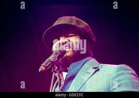 Pori, Finlande. 15 juillet 2016. La chanteuse de jazz américaine Gregory Porter en prestation au 51ème Festival de Jazz de Pori dans la Kirjurinluoto Arena. Credit : Stefan Crämer/Alamy Live News Banque D'Images