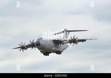 Farnborough, Royaume-Uni. 15 juillet, 2016. L'Airbus A400M Atlas afficher volant à la Farnborough International Airshow (FIA) qui a eu lieu aujourd'hui à Farnborough, Royaume-Uni. Le spectacle aérien, un vitrine pour l'industrie de l'aviation, est le plus grand de son genre et attire les acheteurs civils et militaires du monde entier. visiteurs professionnels sont normalement de plus de 100 000 personnes. Le spectacle se déroule jusqu'au 17 juillet. Crédit : Michael Preston/Alamy Live News Banque D'Images