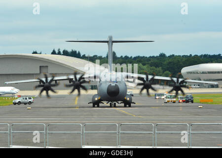 Farnborough, Royaume-Uni. 15 juillet, 2016. L'Airbus A400M Atlas taxiing à décoller au Farnborough International Airshow (FIA) qui a eu lieu aujourd'hui à Farnborough, Royaume-Uni. Le spectacle aérien, un vitrine pour l'industrie de l'aviation, est le plus grand de son genre et attire les acheteurs civils et militaires du monde entier. visiteurs professionnels sont normalement de plus de 100 000 personnes. Le spectacle se déroule jusqu'au 17 juillet. Crédit : Michael Preston/Alamy Live News Banque D'Images