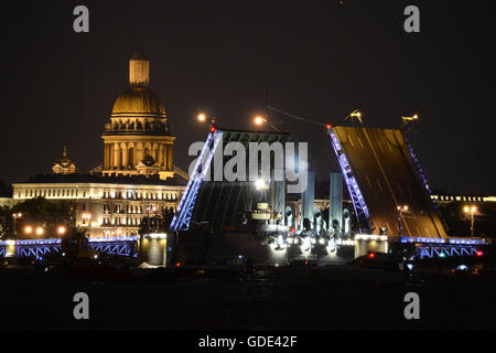 Saint-pétersbourg, Russie. 16 juillet, 2016. Aurora croiseur protégé russe, qui avait été en réparation depuis septembre 2014, est remorqué de Kronstadt à Saint-Pétersbourg, Russie, Juillet 16, 2016. Achevée en 1903, Aurora a pris part à la bataille pour Tsusima en 1905 et exploité en mer Baltique au cours de la Première Guerre mondiale en 1917, le tir d'Aurora a marqué le début de l'assaut du Palais d'hiver à St.-Pétersbourg, qui était le début de la révolution d'octobre. Après 1957, Aurora est devenu navire-musée. Aurora est numéro un navire dans la marine russe. Crédit : Pavel Bednyakov/Alamy Live News Banque D'Images