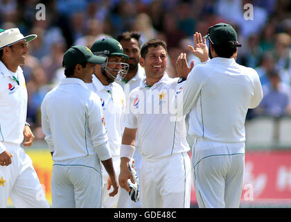 Londres, Royaume-Uni. 16 juillet, 2016. Le premier test-match de cricket Investec. L'Angleterre et le Pakistan. Spin bowler du Pakistan Yasir Shah high fives Pakistan's Capitaine Mohammad Hafeez, après avoir demandé son sixième wicket des manches, par l'Angleterre bowling Steven Finn jambe avant de Wicket © Action Plus de Sports/Alamy Live News Crédit : Action Plus de Sports/Alamy Live News Banque D'Images