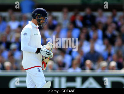 Londres, Royaume-Uni. 16 juillet, 2016. Le premier test-match de cricket Investec. L'Angleterre et le Pakistan. Une triste Steven Finn quitte le champ après avoir été bouleversés par le Pakistan Guichet jambe avant de spin du quilleur Yasir Shah, le guichet de la sixième manche pour Yasir © Action Plus de Sports/Alamy Live News Crédit : Action Plus de Sports/Alamy Live News Banque D'Images