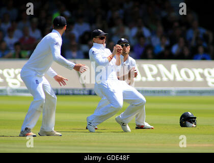 Londres, Royaume-Uni. 16 juillet, 2016. Le premier test-match de cricket Investec. L'Angleterre et le Pakistan. Joe l'Angleterre captures Racine du Pakistan Mohammad Hafeez, joué par Stuart large © Action Plus de Sports/Alamy Live News Crédit : Action Plus de Sports/Alamy Live News Banque D'Images