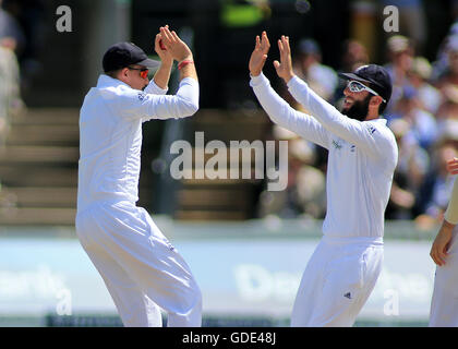 Londres, Royaume-Uni. 16 juillet, 2016. Le premier test-match de cricket Investec. L'Angleterre et le Pakistan. Joe l'Angleterre captures Racine du Pakistan Mohammad Hafeez, joué par Stuart Large. et célèbre avec Moeen Ali © Action Plus de Sports/Alamy Live News Crédit : Action Plus de Sports/Alamy Live News Banque D'Images