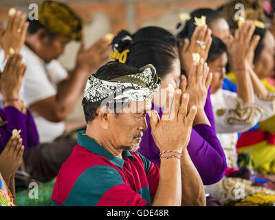 16 juillet 2016 - Ubud, Bali, Indonésie - Les gens prient pendant la prière publique avant la crémation de masse à Ubud samedi. La population locale à Ubud exhumé les restes de membres de la famille et brûlé leurs reste dans une cérémonie de crémation de masse mercredi. Près de 100 personnes ont été incinéré et reposent dans la plus grande masse la crémation à Bali en ans cette semaine. La plupart des gens sur Bali sont hindous. Crémations traditionnels de Bali sont très coûteux, afin que les collectivités habituellement une crémation de masse environ tous les cinq ans. (Cr Banque D'Images