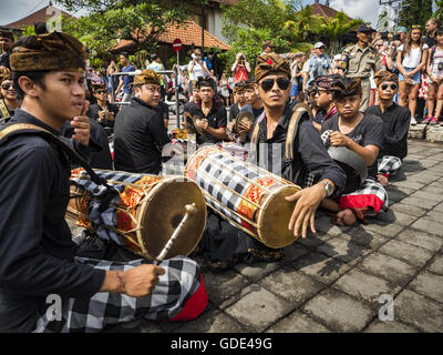 16 juillet 2016 - Ubud, Bali, Indonésie - un orchestre de Gamelan avant la procession à la crémation de masse à Ubud. La population locale à Ubud exhumé les restes de membres de la famille et brûlé leurs reste dans une cérémonie de crémation de masse mercredi. Près de 100 personnes ont été incinéré et reposent dans la plus grande masse la crémation à Bali en ans cette semaine. La plupart des gens sur Bali sont hindous. Crémations traditionnels de Bali sont très coûteux, afin que les collectivités habituellement une crémation de masse environ tous les cinq ans. (Cr Banque D'Images