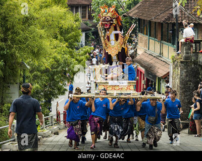 16 juillet 2016 - Ubud, Bali, Indonésie - hommes courir jusqu'à une colline portant un sarcophage à la crémation site dans Ubud. La population locale à Ubud exhumé les restes de membres de la famille et brûlé leurs reste dans une cérémonie de crémation de masse mercredi. Près de 100 personnes ont été incinéré et reposent dans la plus grande masse la crémation à Bali en ans cette semaine. La plupart des gens sur Bali sont hindous. Crémations traditionnels de Bali sont très coûteux, afin que les collectivités habituellement une crémation de masse environ tous les cinq ans. (Crédit de droit Banque D'Images