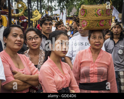 16 juillet 2016 - Ubud, Bali, Indonésie - Women Watch un sarcophage brûler pendant la crémation de masse à Ubud. La population locale à Ubud exhumé les restes de membres de la famille et brûlé leurs reste dans une cérémonie de crémation de masse mercredi. Près de 100 personnes ont été incinéré et reposent dans la plus grande masse la crémation à Bali en ans cette semaine. La plupart des gens sur Bali sont hindous. Crémations traditionnels de Bali sont très coûteux, afin que les collectivités habituellement une crémation de masse environ tous les cinq ans. (Crédit Image : © Ja Banque D'Images