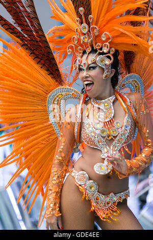 Tokyo, Japon. 16 juillet, 2016. Une samba dancer au Festival Brasil 2016 à Yoyogi Park le 16 juillet 2016, Tokyo, Japon. Le festival annuel rassemble la nourriture brésilienne et de divertissement y compris la samba et la Capoeira les artistes interprètes ou exécutants. Organisée par la Camara de Comercio Brasileira no Japao l'événement se déroule jusqu'au 17 juillet. La communauté brésilienne est la troisième plus grande population immigrante au Japon. Credit : Rodrigo Reyes Marin/AFLO/Alamy Live News Banque D'Images